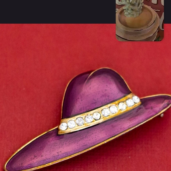 Elegant Purple Hat Brooch with Gold Accents - Picture 1 of 2